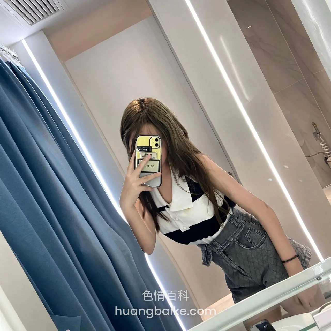 浴室镜子前自拍，黄手机挡脸半边