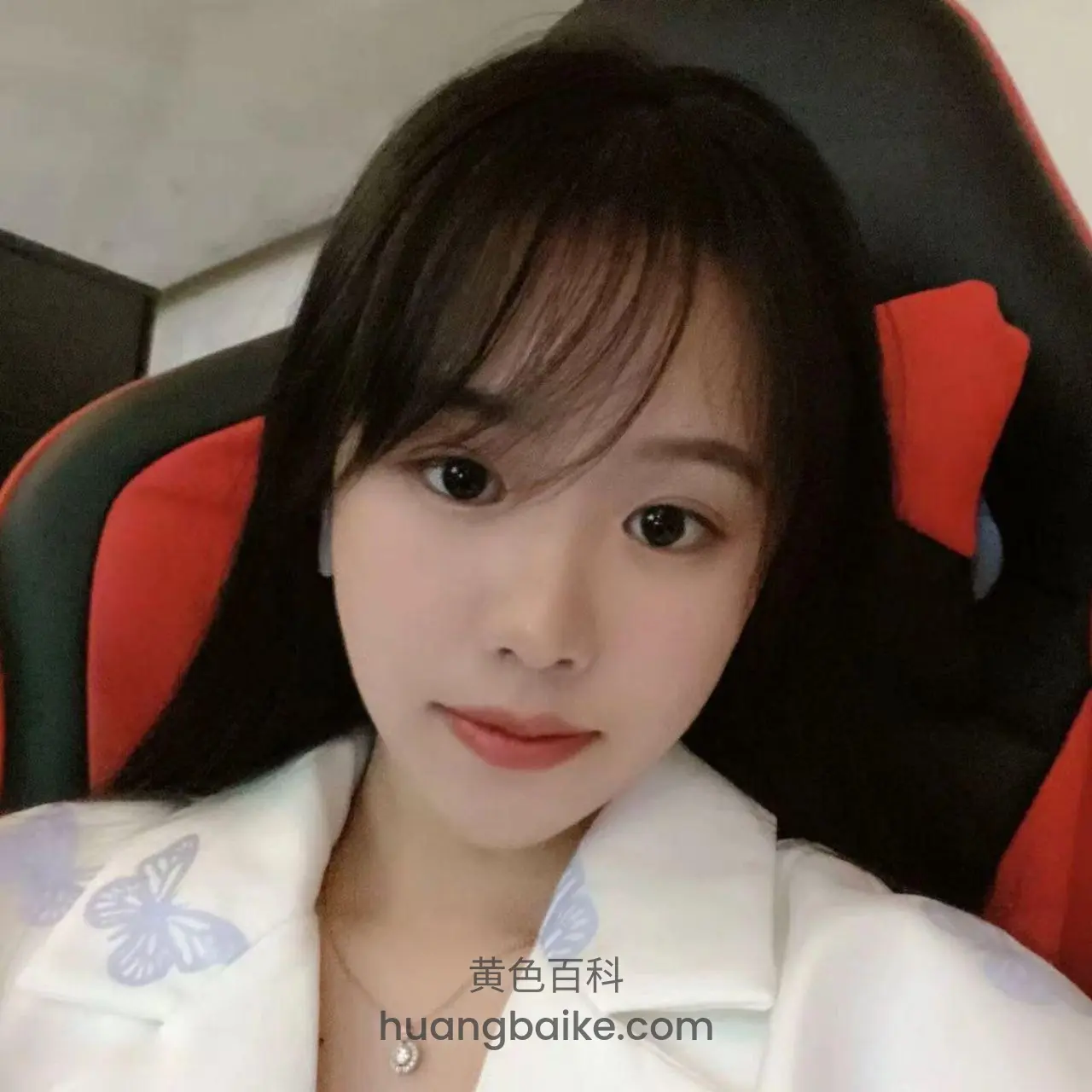 游戏椅上自拍，穿着白衬衫