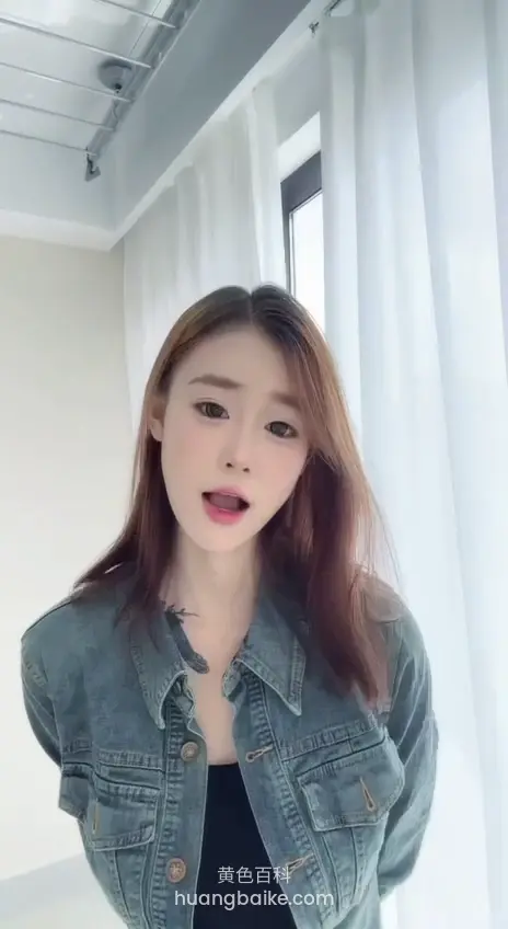 对着镜头张嘴说话，窗帘在身后