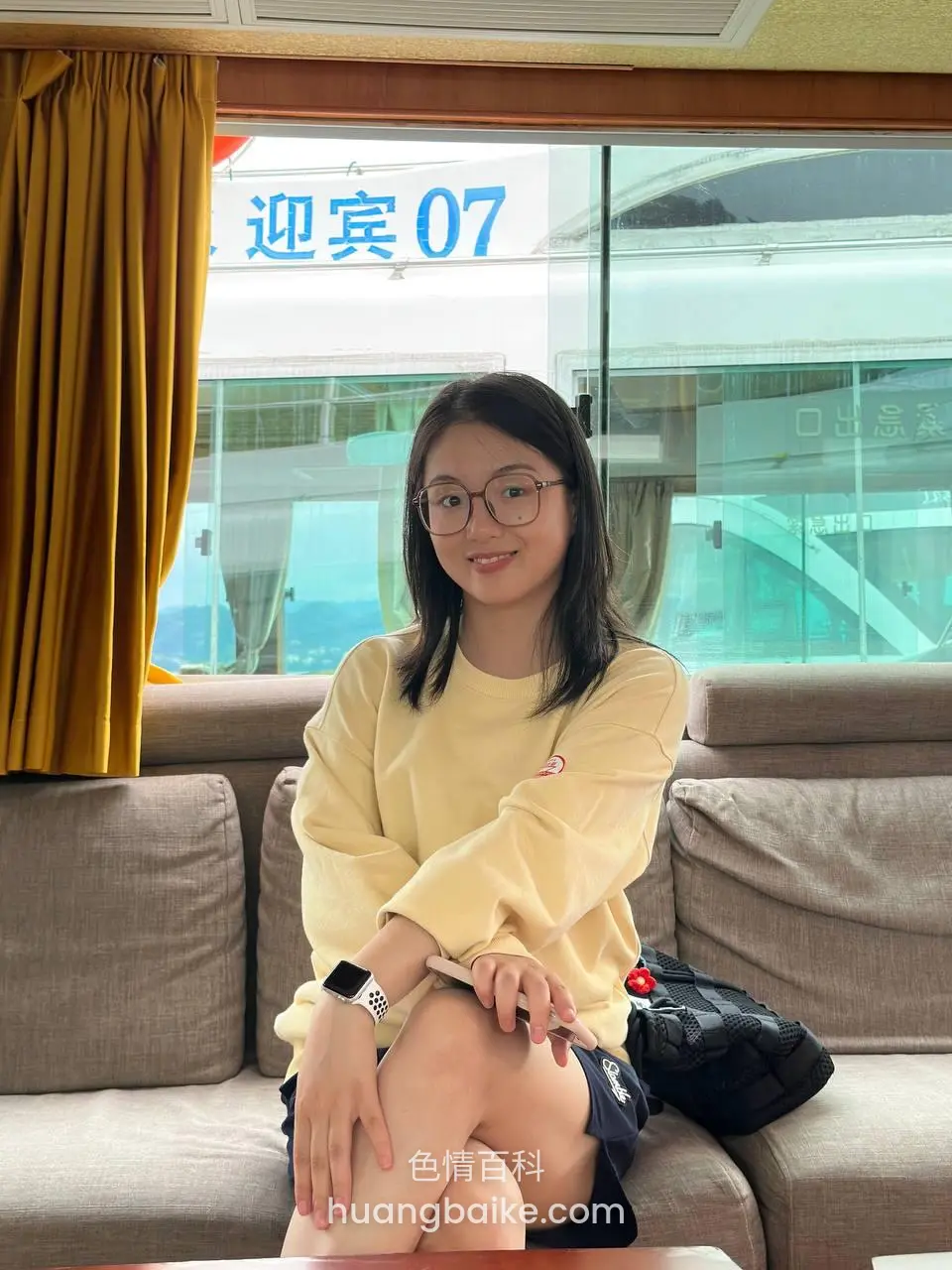 迎宾07船舱沙发上坐着，手放腿上
