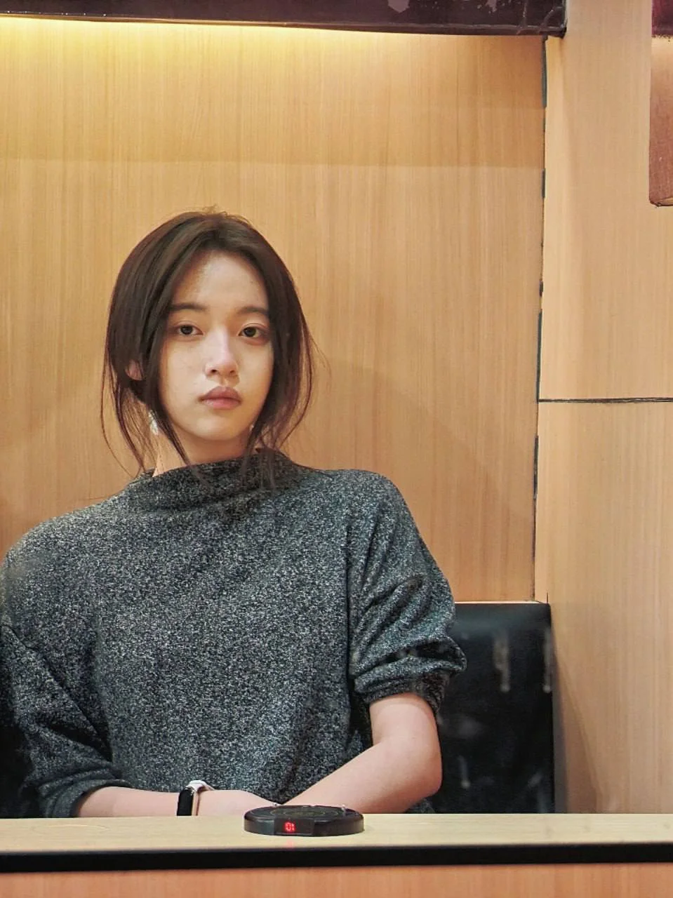 高冷女生坐在桌前盯着前方