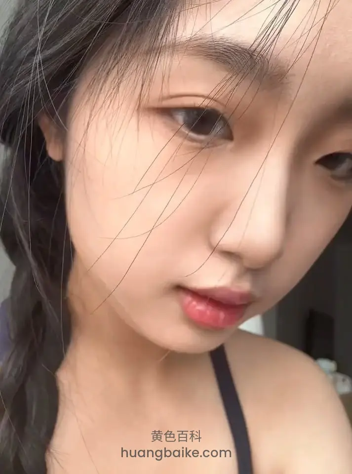 近距离自拍，头发遮住一只眼睛