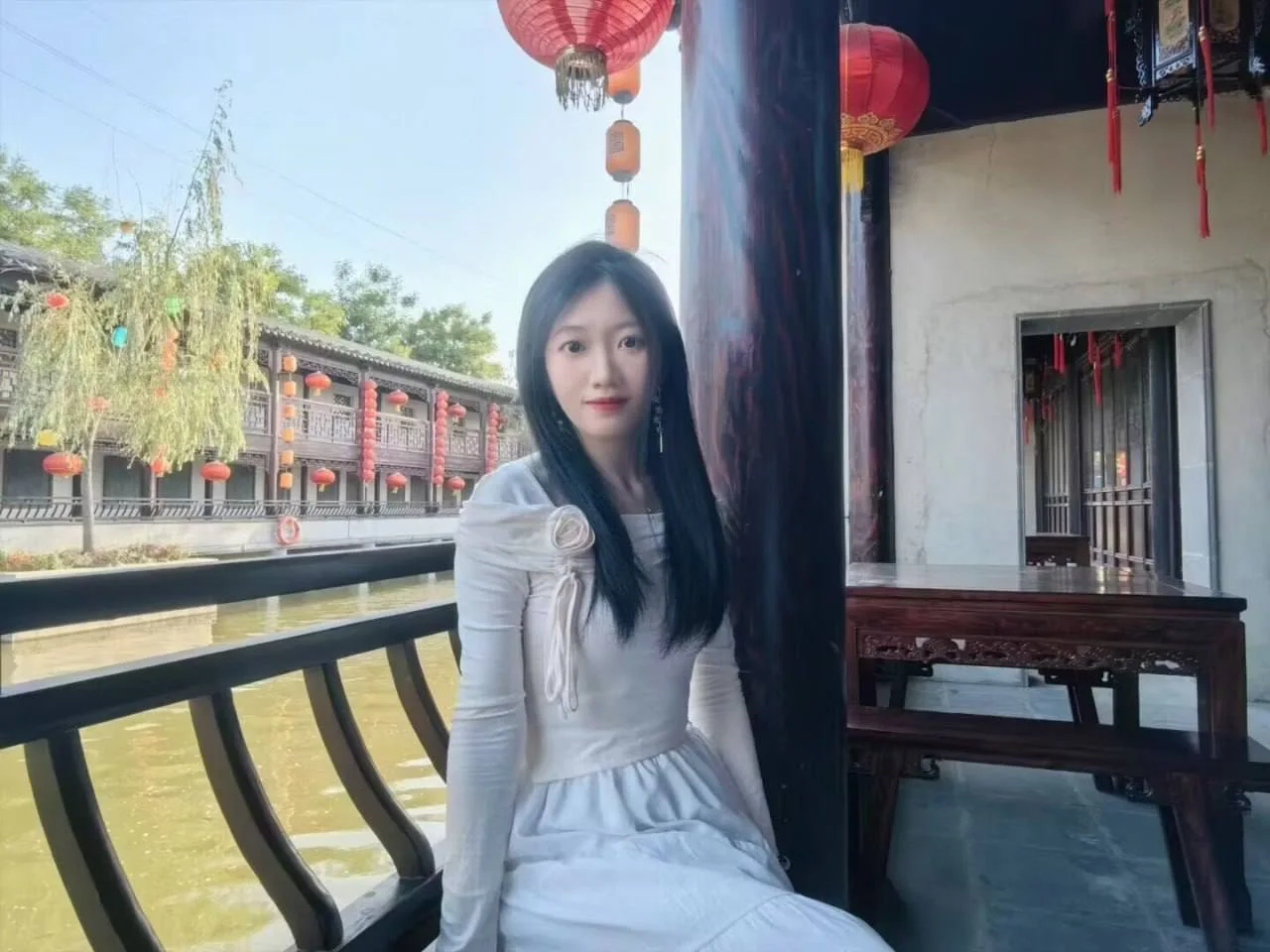 陈箐箐靠着古建廊柱