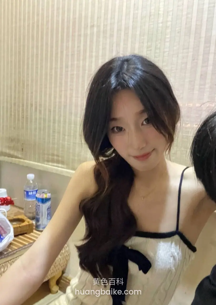 知性长发女生自拍