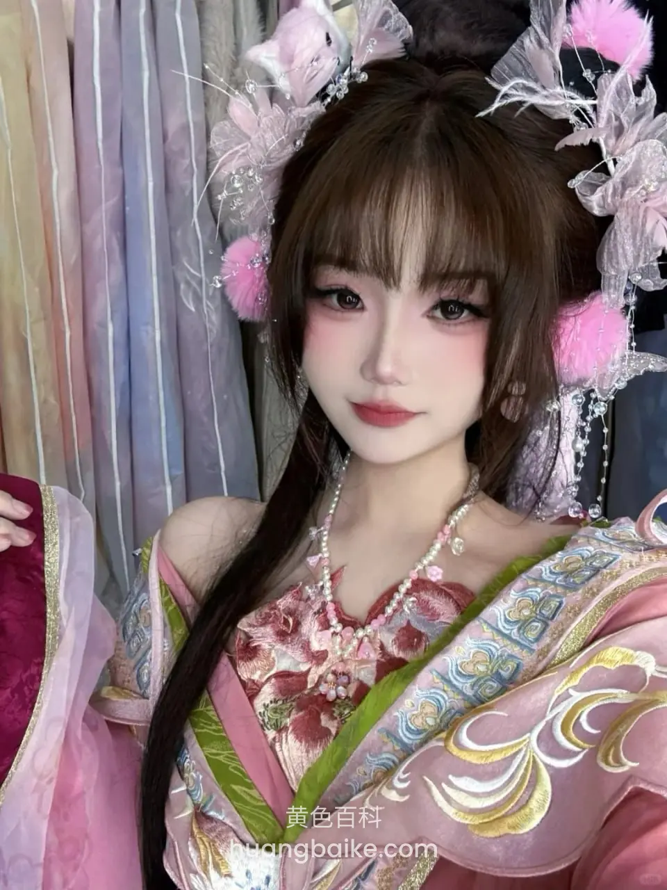 古装扮相自拍，手扶着衣领