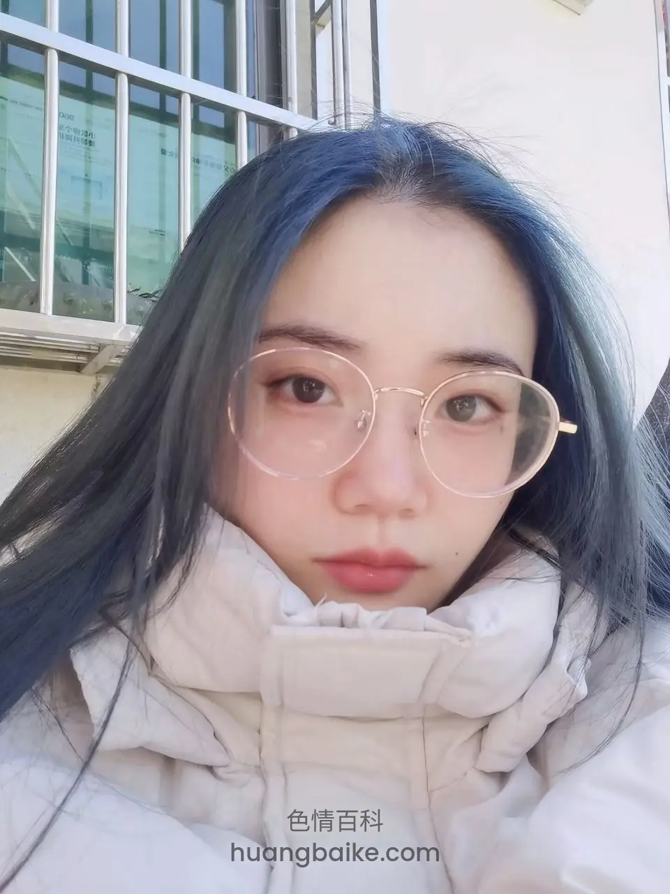户外窗边穿着厚外套