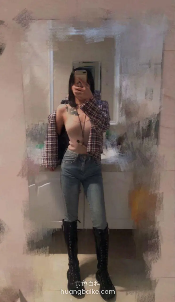 卫生间镜子前举手机自拍，露锁骨纹身