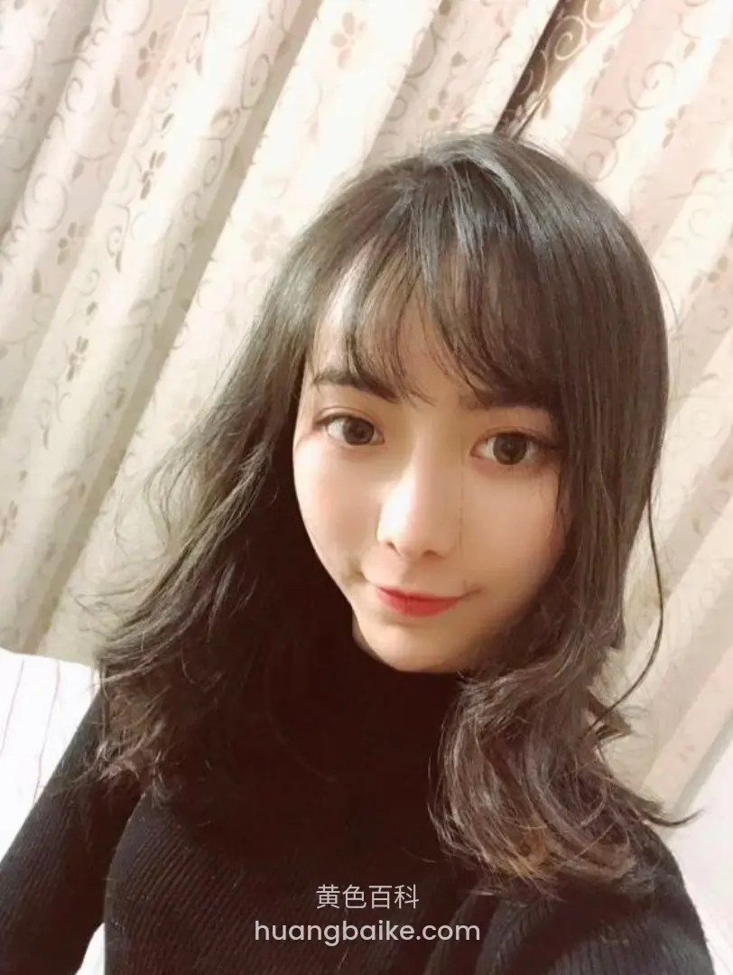 窗帘前手机自拍低头看镜头