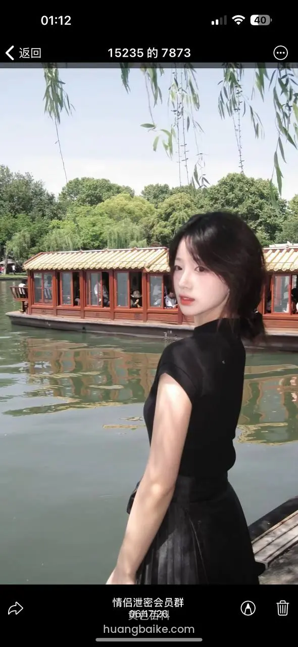 湖边游船旁回头看镜头