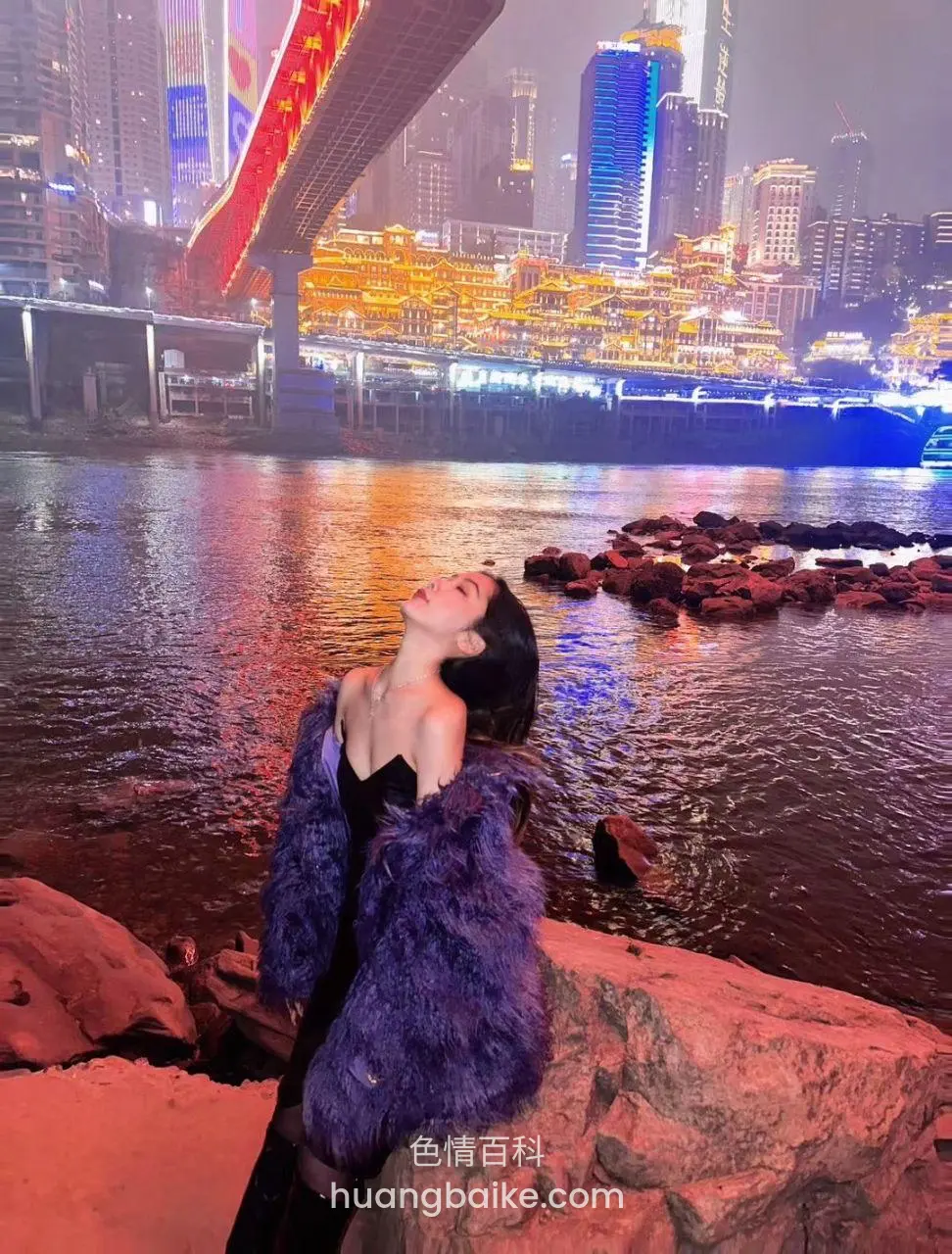 夜景河边仰头看桥