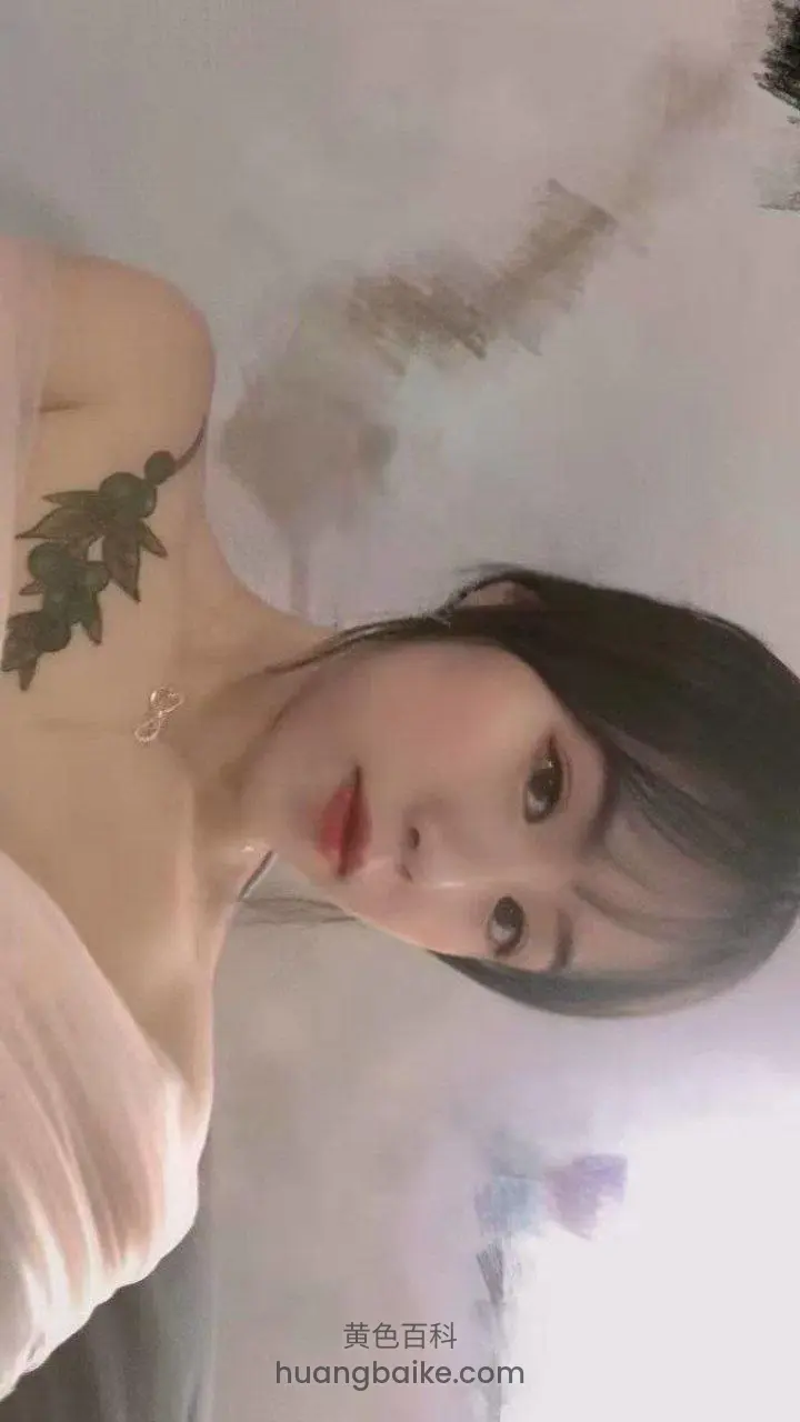 肩部文身特写，躺在床上看镜头
