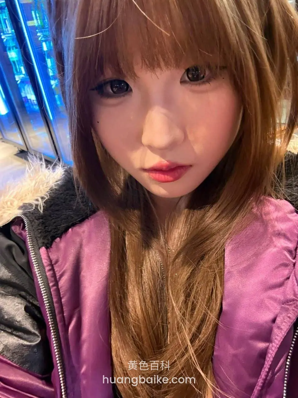 街头夜景下低头看镜头