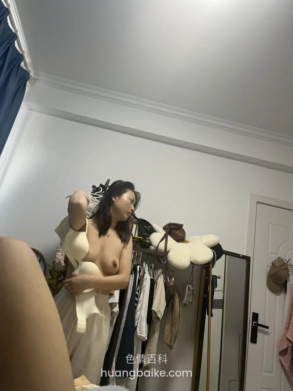 卧室试穿白色bra，衣架满是衣服