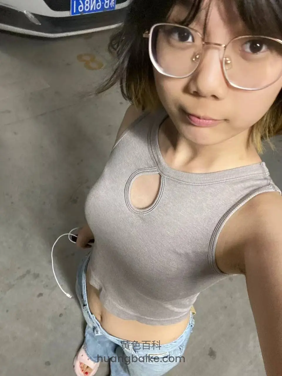 户外停车场自拍穿灰色露脐装，谁拍的