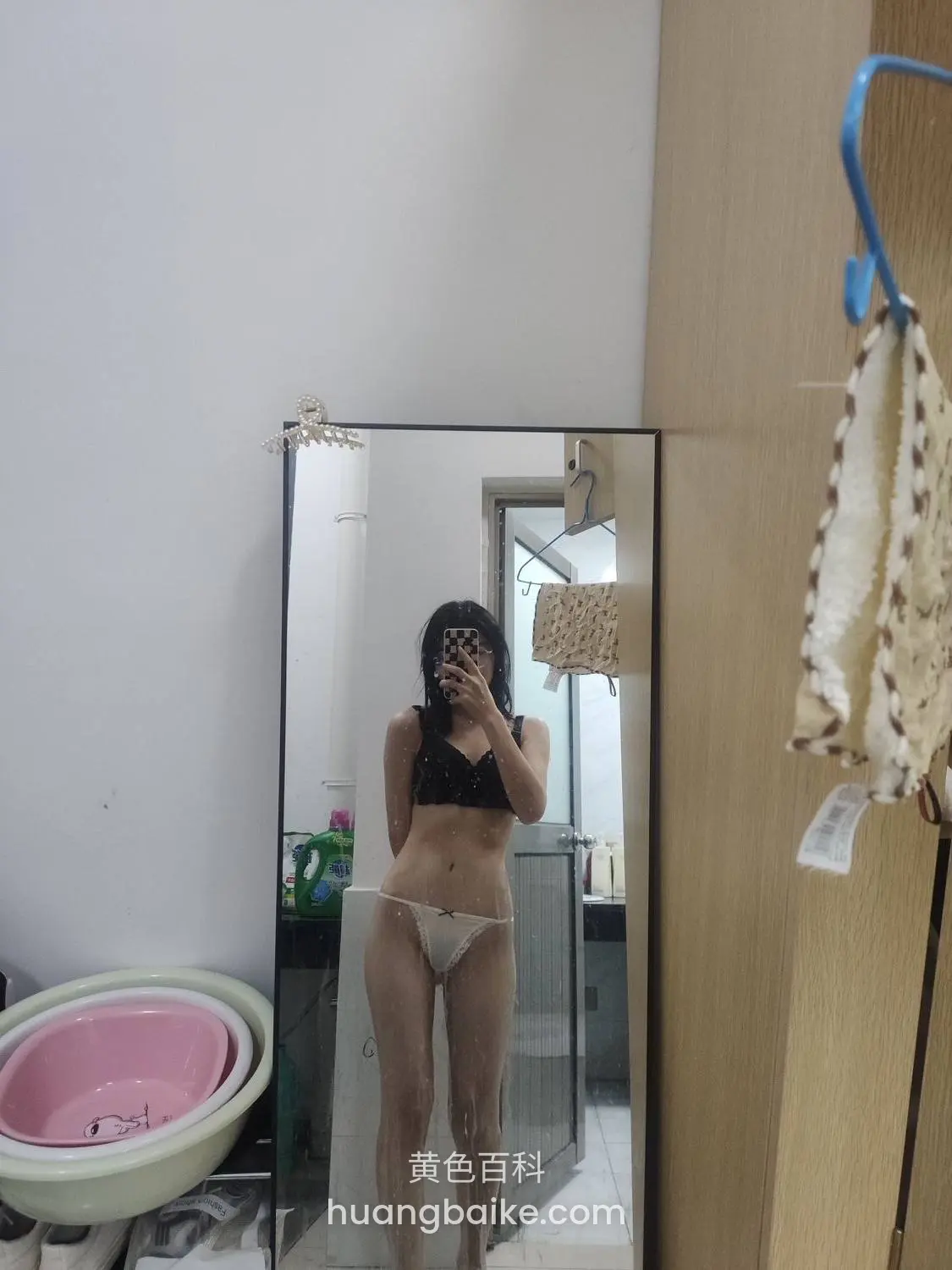 出租屋里拿着手机拍镜子
