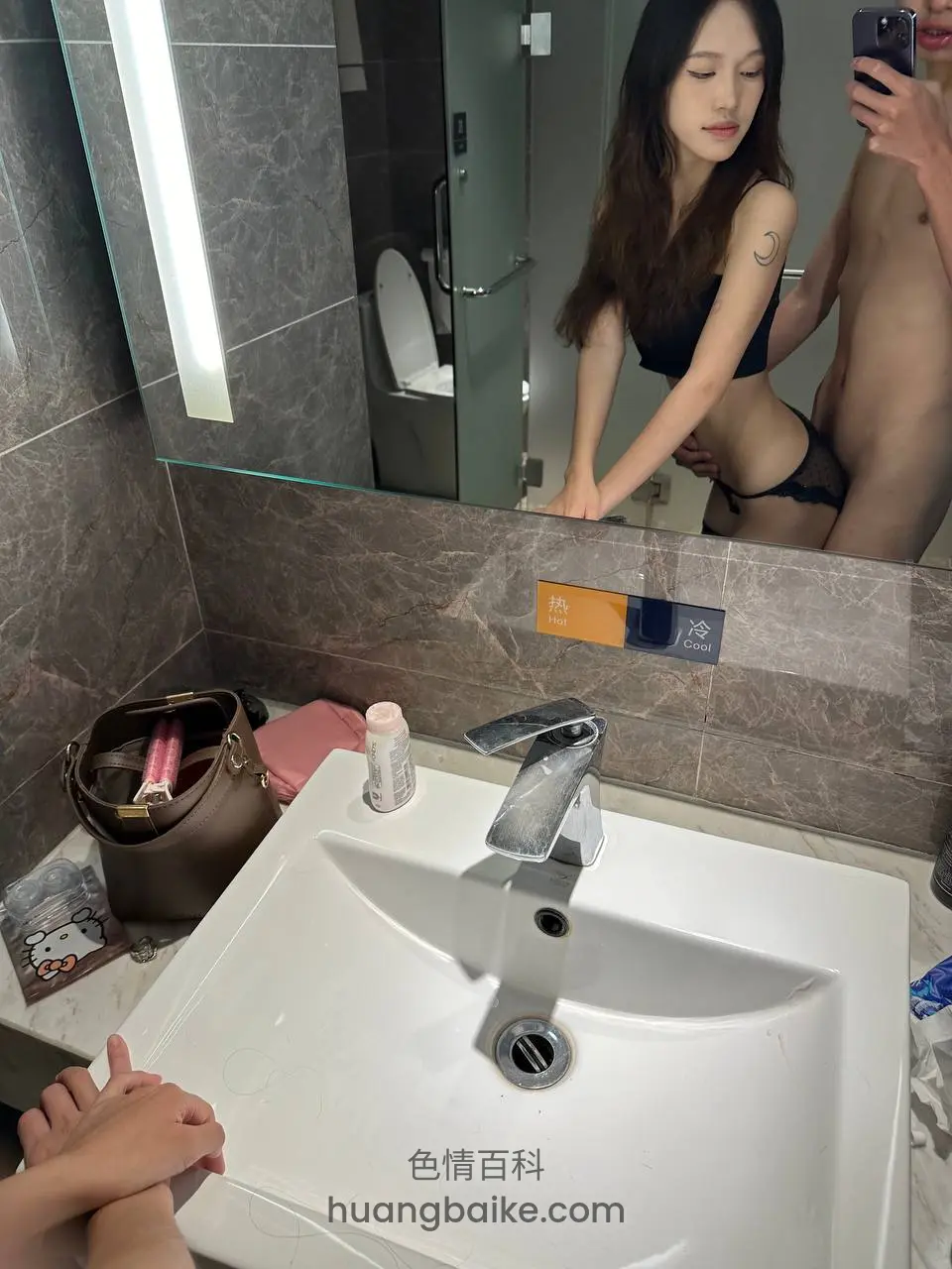 卫生间洗手台前，镜子里反射出黑内衣身影