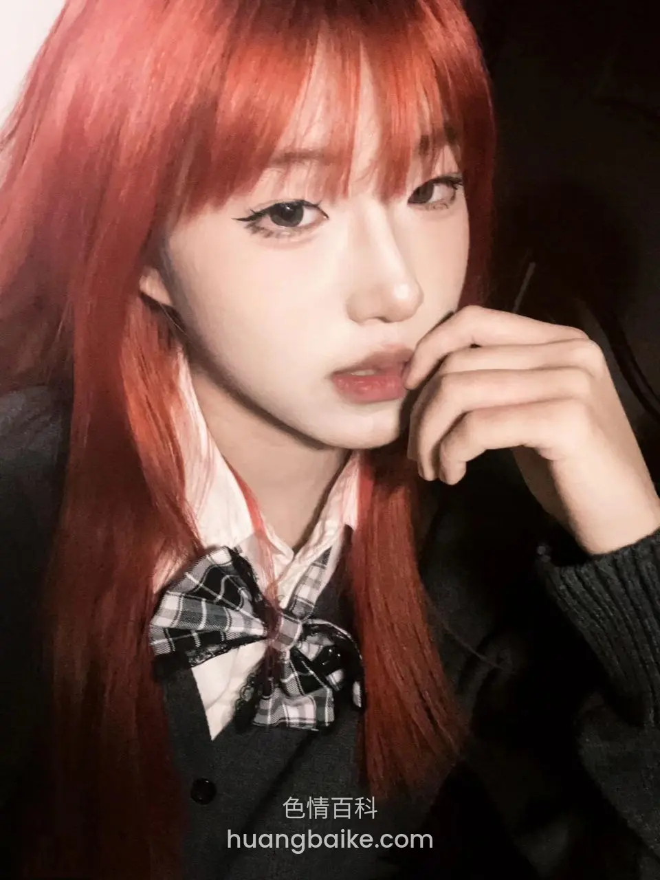领口黑白格蝴蝶结，手指抵唇红发少女