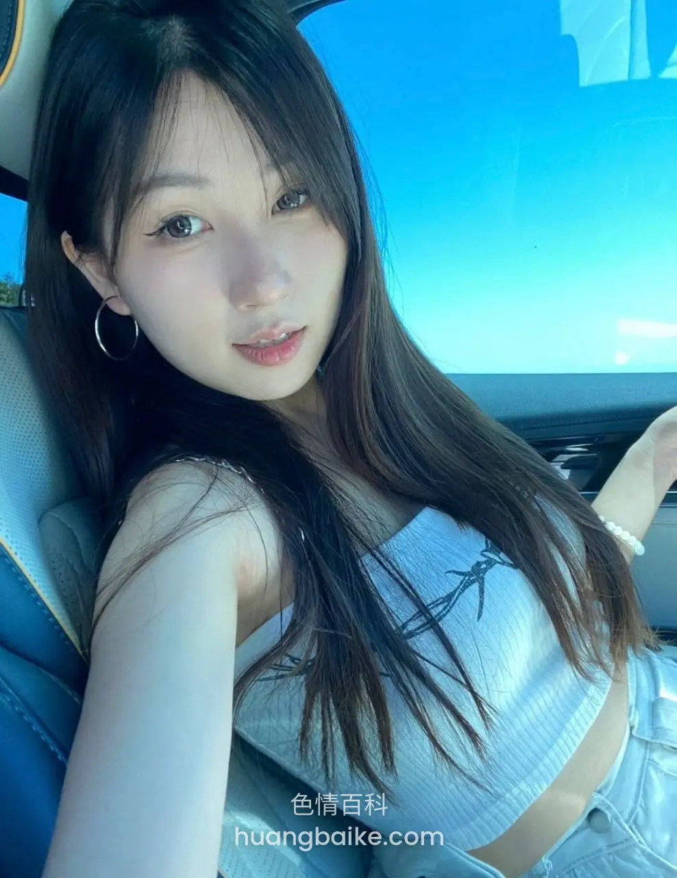 车里自拍伸出手臂，手机对着脸
