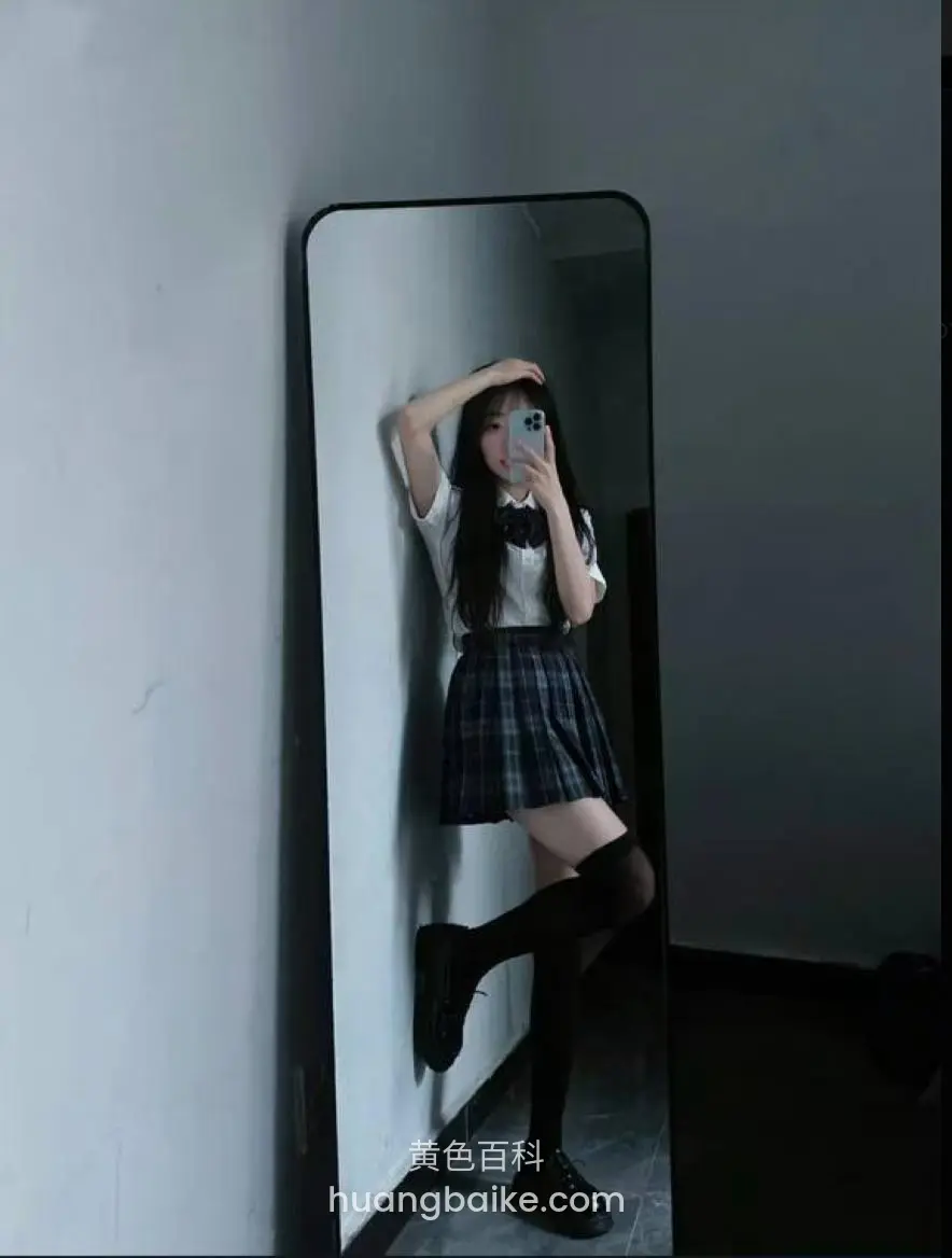 镜前抬手自拍，手机挡住半张脸