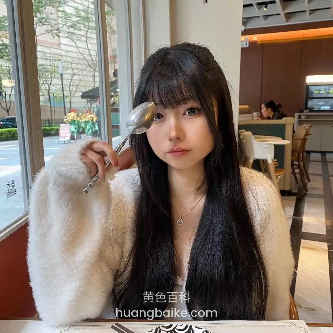 毛衣店里拿着勺子挡住眼睛