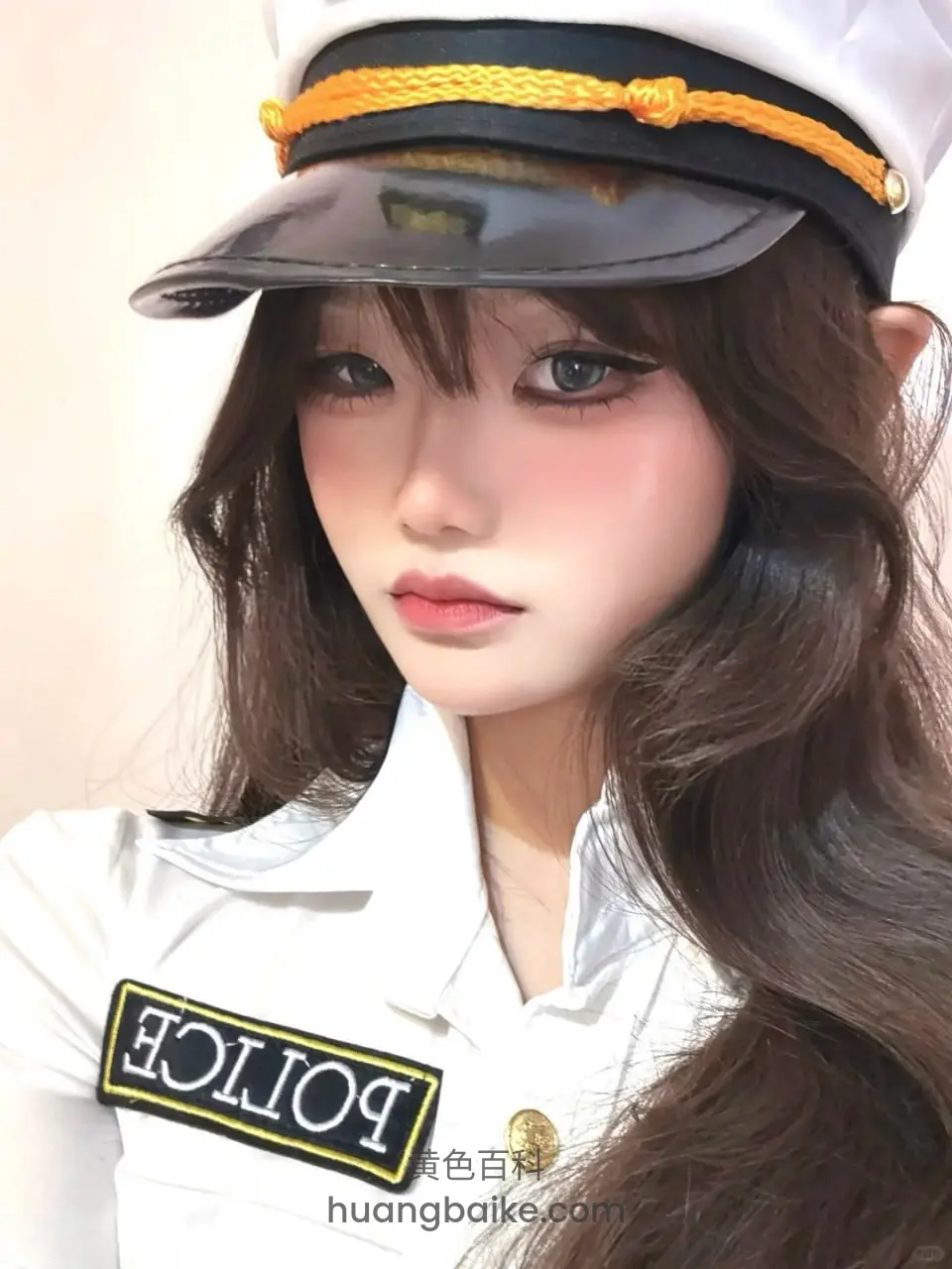 POLICE 帽檐下镜头怼脸