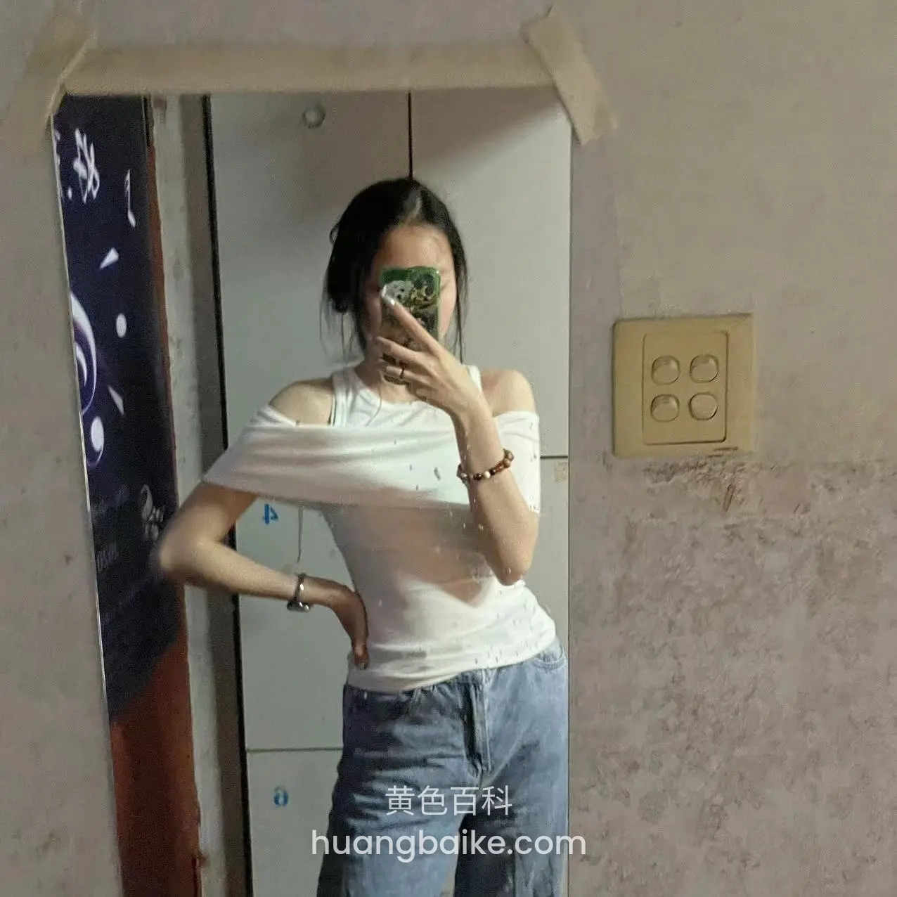 镜子前举手机自拍，门框角度