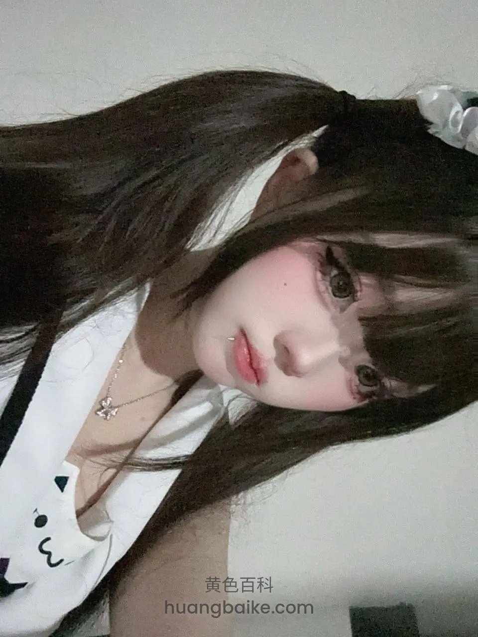 低角度镜头对着脸躺着拍，穿白上衣