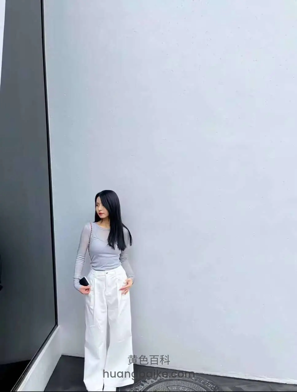 美穴被阿黑颜狠狠操开，子宫口狂喷淫水，彻底沦为对象专属肉便器。