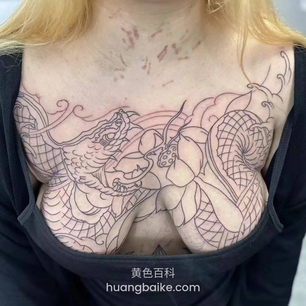 黑外套拉到胸下，镜头对着胸前龙蛇纹身草稿