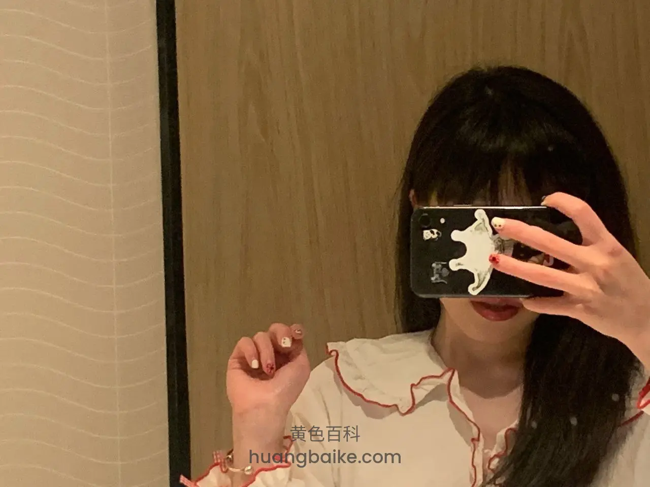 白衬衫举手机挡脸，镜头对着手