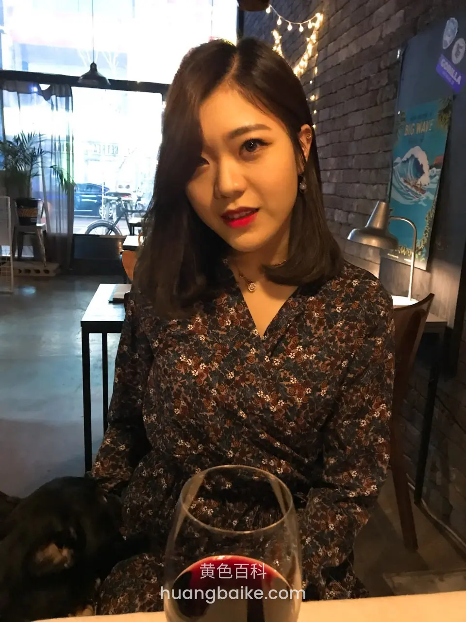 女士对镜微笑酒杯在前