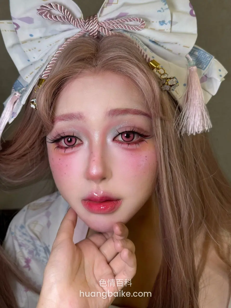 手指抵着下巴，镜头正对脸部