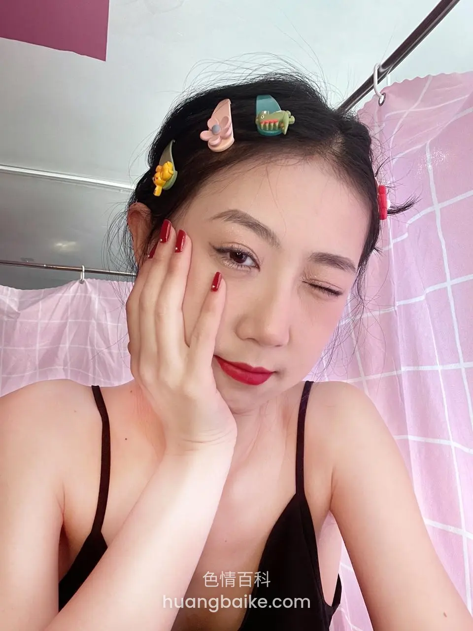 粉色格子帘前手贴脸闭一只眼