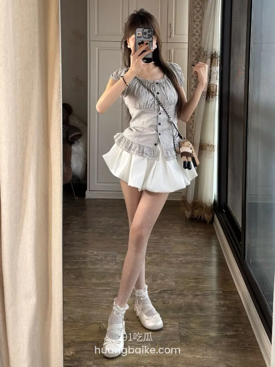 房间里拿着手机自拍，包挂肩上 谁拍的