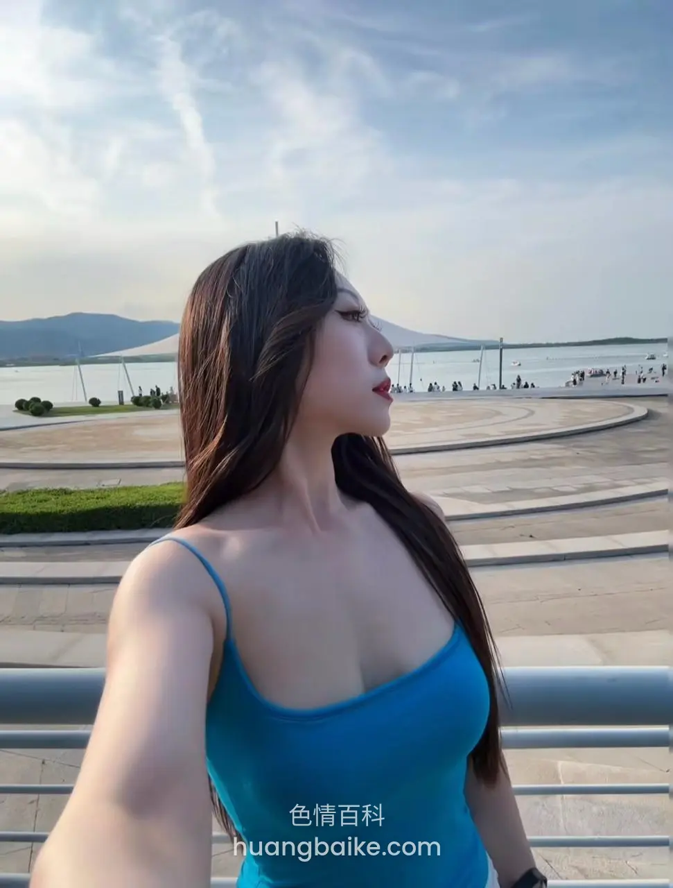 湖边栏杆侧身自拍看远处