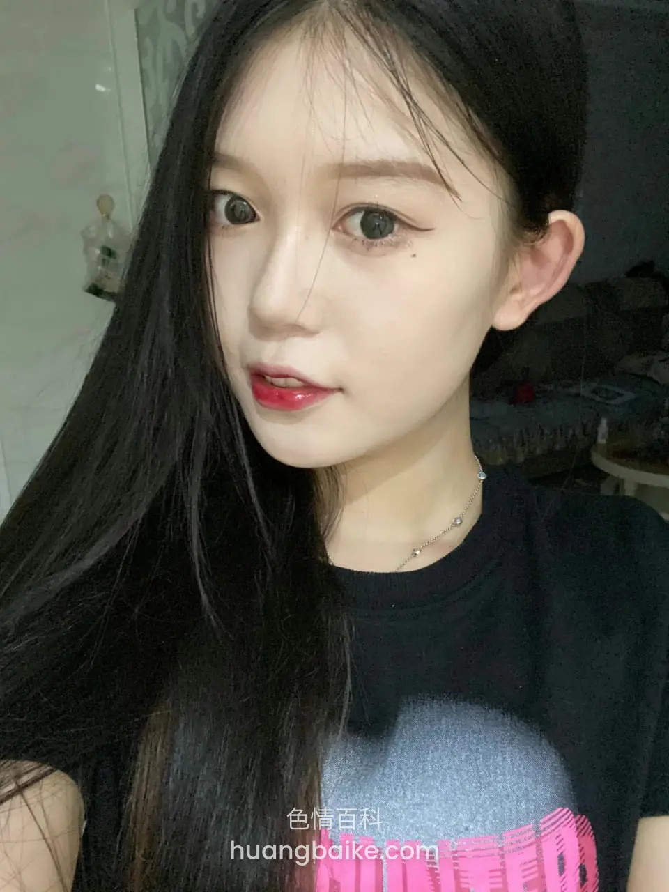 酒店房间里拿着手机自拍
