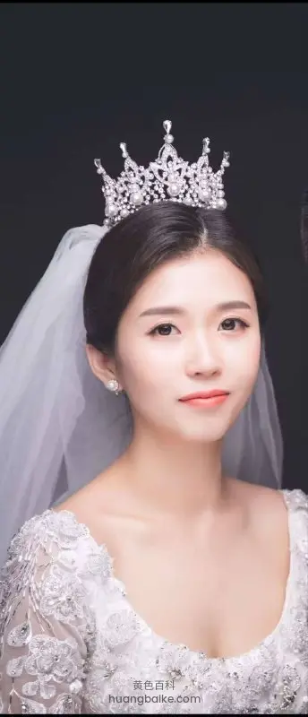 戴婚纱皇冠对着镜头微笑