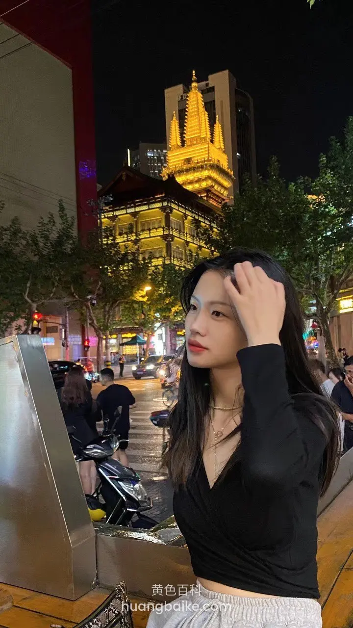 夜街边摸头发，身后是亮灯建筑，这角度绝了