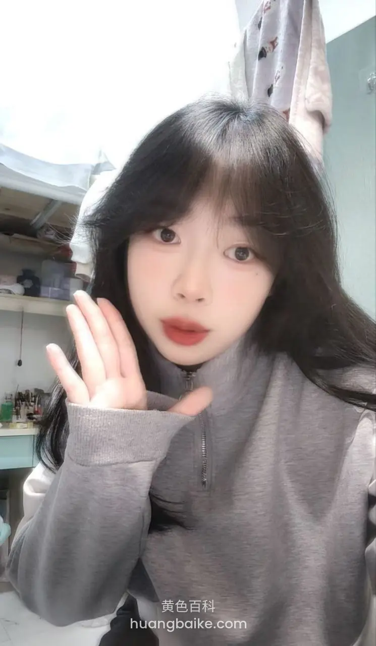 举手掌心对镜头，卧室里对着镜子