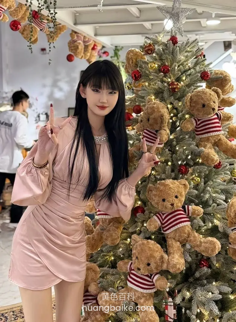圣诞树旁比V手势，身后挂满泰迪熊