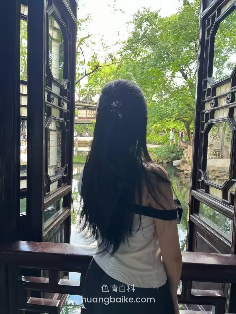窗前背影望向湖面和绿树