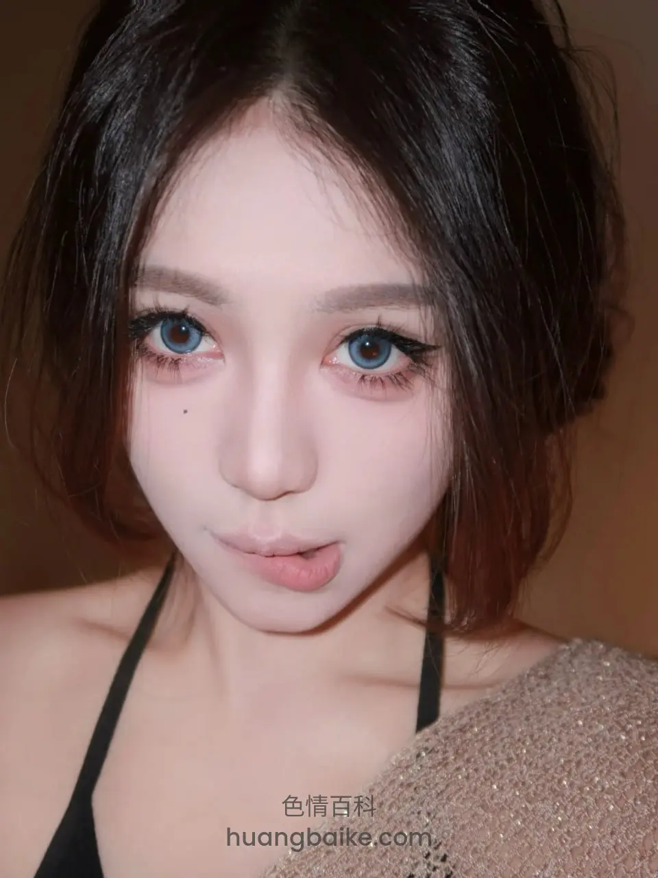 镜头怼着脸，舌头伸出来
