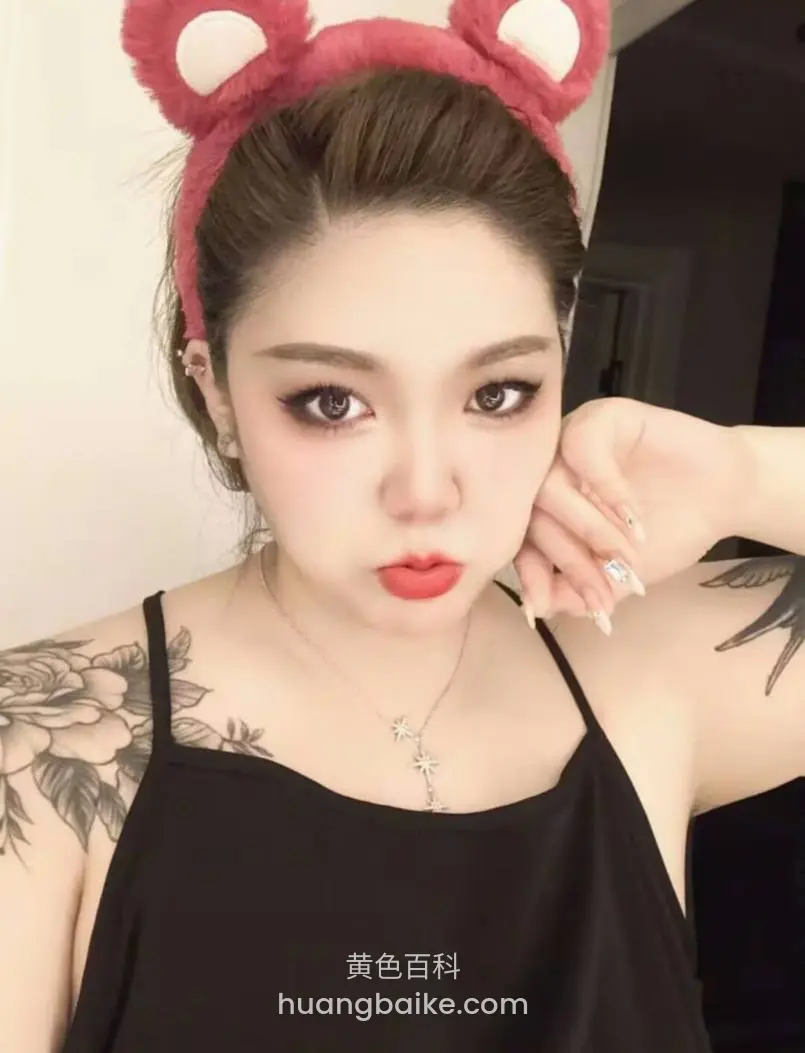 镜子前自拍，手托着脸颊