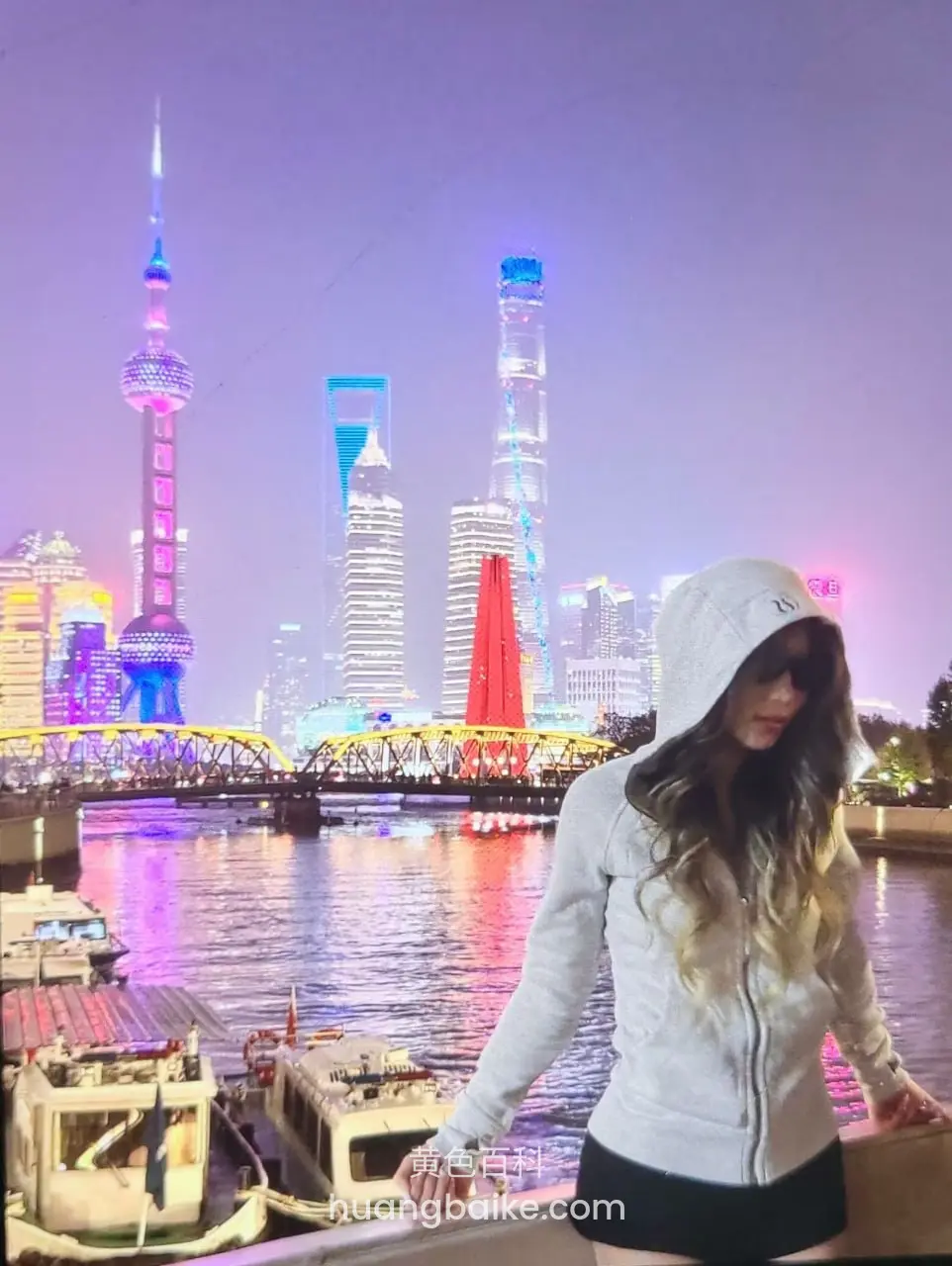 镜头对着身后夜景上海外滩
