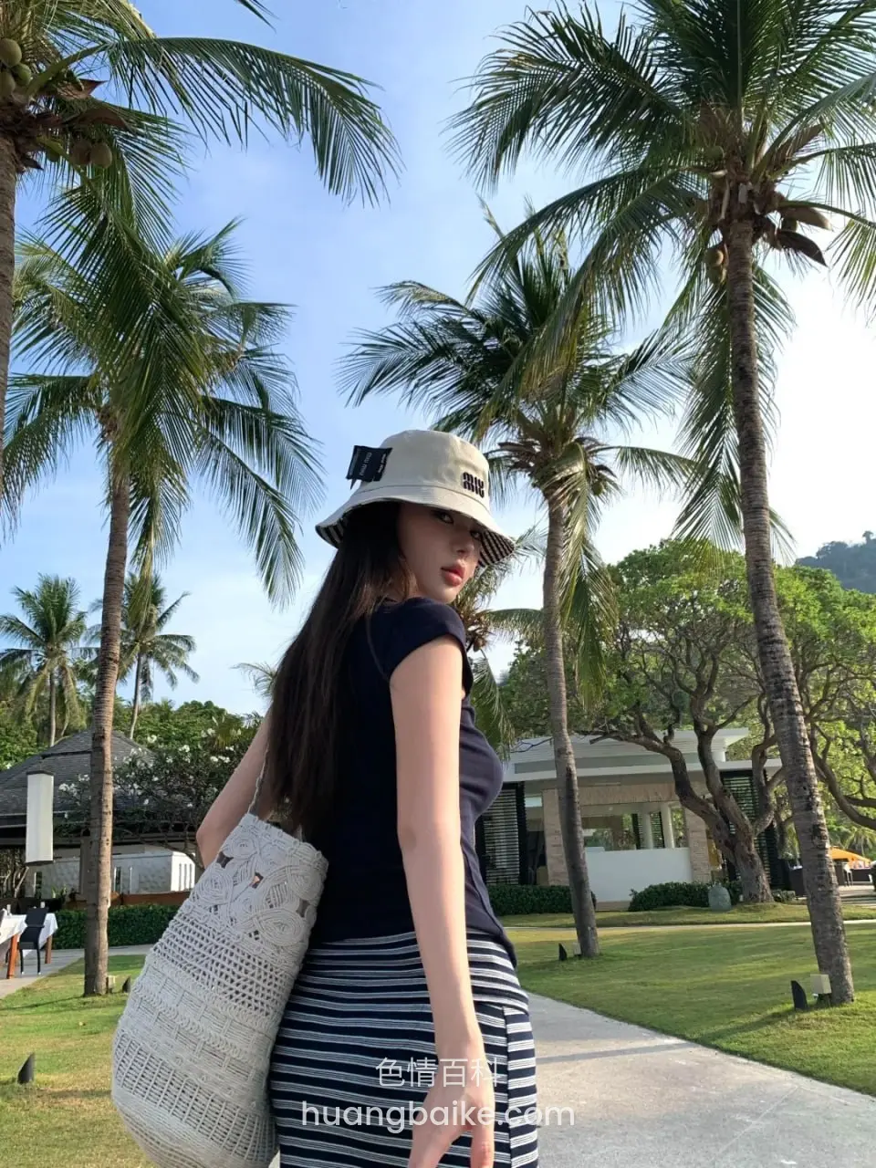 镜头对着棕榈树下回头看