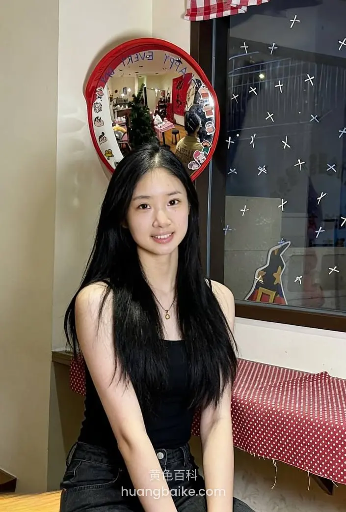 坐在窗边回头看镜头，身后圆镜反射房间