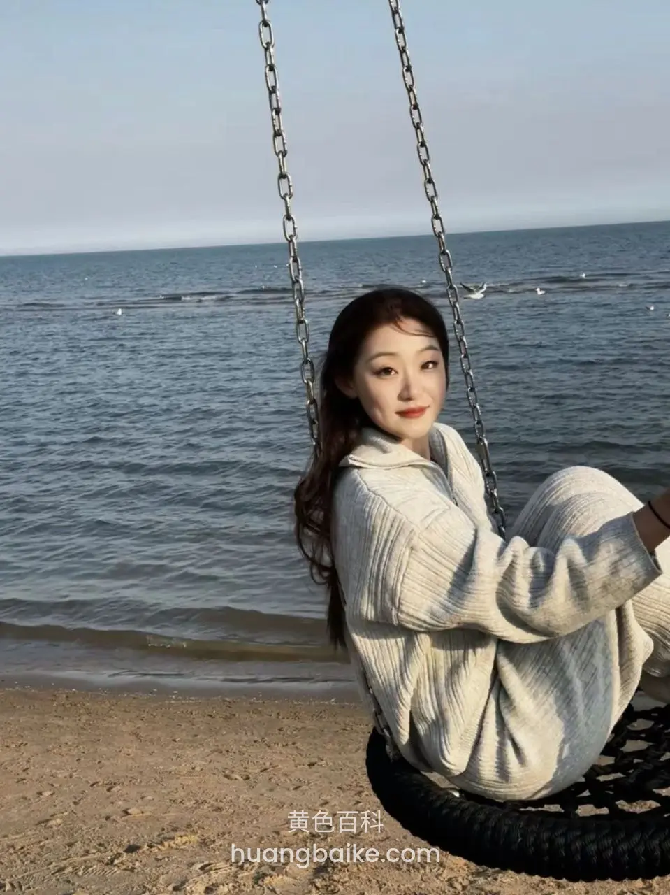 海边秋千上坐着望镜头