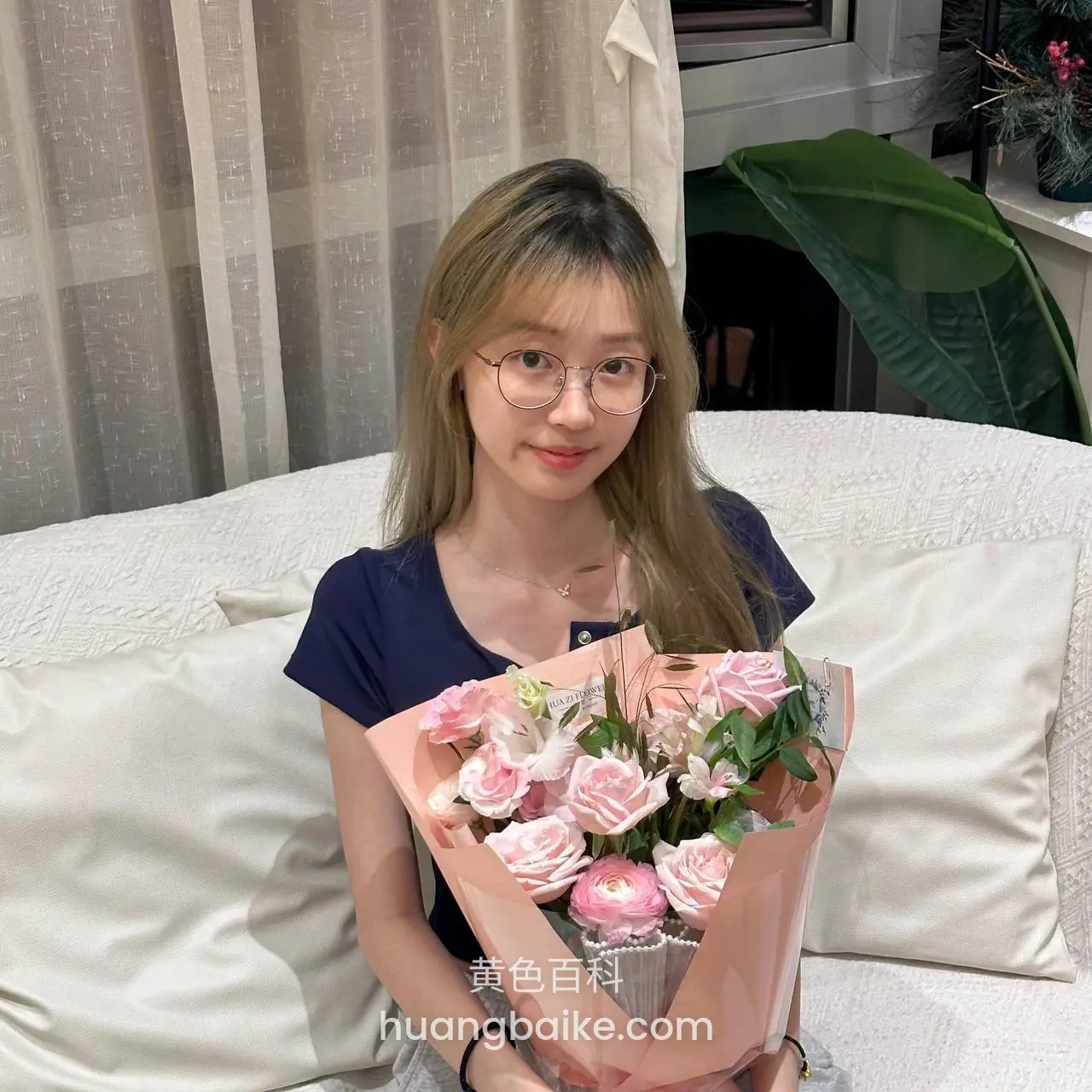 客厅沙发上抱着花束