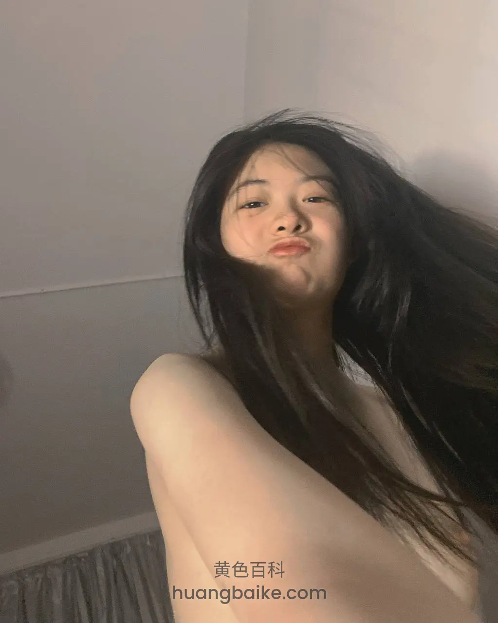 墙角甩头发嘟嘴