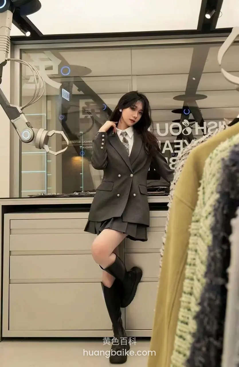服装店里靠柜台站着，腿弯曲抬脚